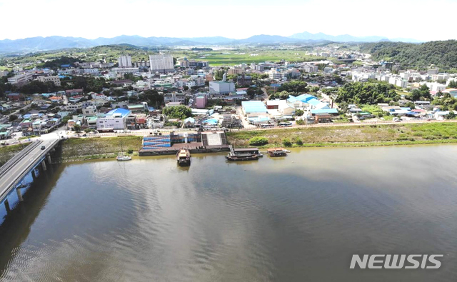 【나주=뉴시스】 = 사진은 국내유일의 내륙 항구를 품고 과거 상업도시로 번성했던 전남 나주 영산포(榮山浦) 전경. 영산교 오른편으로 등대와 황포돛배 선착장이 보인다. 2019.03.29 ( 사진=뉴시스DB) photo@newsis.com