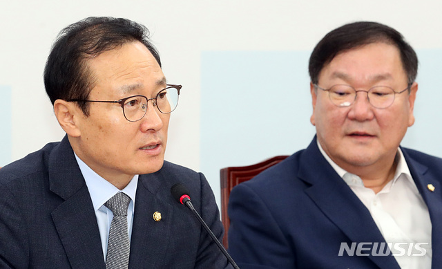 【서울=뉴시스】이종철 기자 = 지난 13일 오전 서울 여의도 국회에서 열린 더불어민주당 정책조정회의에서 홍영표 원내대표가 모두발언을 하고 있다. 2018.09.13. jc4321@newsis.com