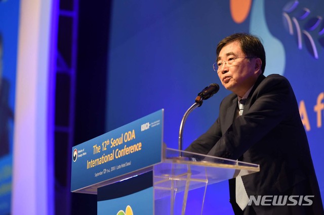【서울=뉴시스】 13일 서울 중구 소공동 롯데호텔에서 열린 제12회 서울 ODA 국제회의에 참석한 조현 외교부 차관이 축사를 하고 있다. 2018.09.13. (사진=KOICA 제공)&nbsp; photo@newsis.com