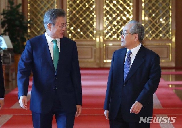 【서울=뉴시스】전신 기자 = 문재인 대통령이 13일 청와대 본관 충무실에서 열린 남북정상회담 원로자문단 오찬 간담회에 임동원 한반도평화포럼 공동이사장과 함께 참석하고 있다. 2018.09.13. photo1006@newsis.com