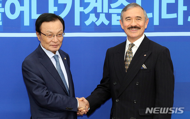 【서울=뉴시스】이종철 기자 = 13일 오후 서울 여의도 국회에서 더불어민주당 이해찬 대표가 해리 해리스 주한미국대사의 예방을 받고 악수를 하고 있다. 2018.09.13. jc4321@newsis.com