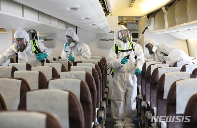 【인천=뉴시스】 대한항공 인천 정비 격납고에서 관계자들이 메르스 관련 예방을 위해 두바이발 인천행 항공기 소독 작업을 하고 있다. (사진=뉴시스DB)