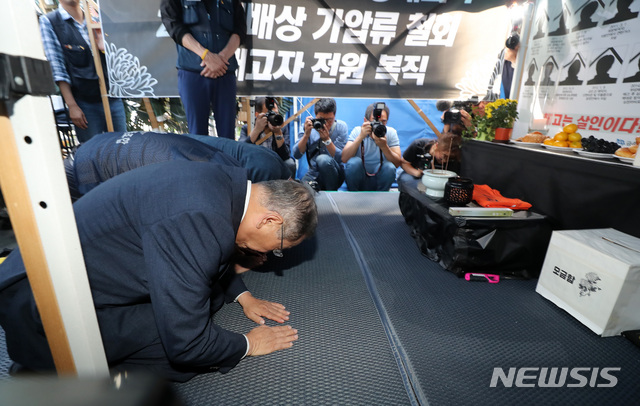 【서울=뉴시스】이영환 기자 = 쌍용자동차 최종식 사장이 13일 오후 서울 중구 대한문 앞 분향소를 찾아 조문을 하고 있다.최종식 사장의 조문 이후 비공개로 해고자 문제를 해결하기 위한 교섭을 진행할 예정이다. 2018.09.13. 20hwan@newsis.com