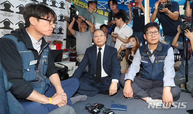 【서울=뉴시스】이영환 기자 = 쌍용자동차 최종식 사장이 13일 오후 서울 중구 대한문 앞 분향소를 찾아 조문을 마치고 김득중(왼쪽) 금속노조 쌍용차 지부장, 홍봉석(오른쪽) 쌍용차노조 위원장과 자리에 앉아 있다.최종식 사장의 조문 이후 비공개로 해고자 문제를 해결하기 위한 교섭을 진행할 예정이다. 2018.09.13. 20hwan@newsis.com