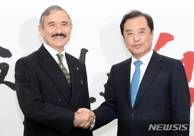【서울=뉴시스】박영태 기자 = 김병준 자유한국당 비상대책위원장이 13일 오후 서울 영등포구 여의도 국회를 방문한 해리 해리스 주한미국대사를 만나 악수를 하고 있다. 2018.09.13.since1999@newsis.com