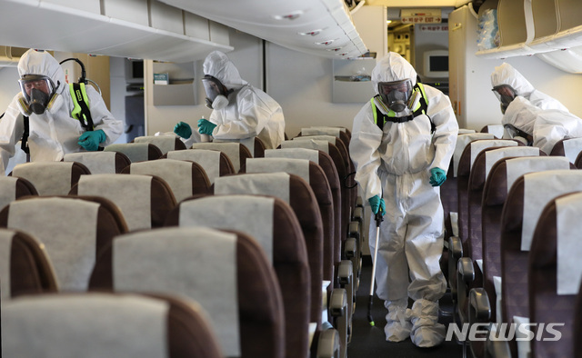 【인천=뉴시스】 김진아 기자 = 13일 오후 인천 중구 대한항공 인천 정비 격납고에서 관계자들이 메르스 관련 예방을 위해 두바이발 인천행 대한항공 항공기 소독 작업을 하고 있다. 2018.09.13. bluesoda@newsis.com