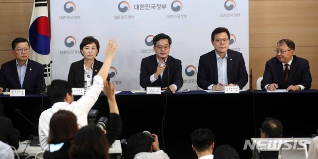 【서울=뉴시스】박주성 기자 = 김동연 경제부총리, 김현미 국토교통부 장관, 최종구 금융위원장, 한승희 국세청장 등 장관들이 13일 정부서울청사 브리핑실에서 주택시장 안정대책을 발표를 마친 후 질문을 받고 있다. 2018.09.13. photo@newsis.com