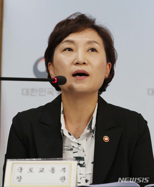 【서울=뉴시스】박주성 기자 = 김현미 국토교통부 장관이 13일 오후 서울 세종로 정부서울청사에서 주택시장 안정방안 관련 관계부처 합동브리핑에서 기자의 질문에 답하고 있다. 2018.09.13. photo@newsis.com