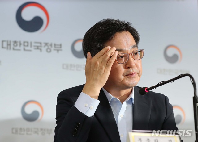 【서울=뉴시스】박주성 기자 = 김동연 경제부총리가 13일 오후 서울 세종로 정부서울청사에서 주택시장 안정방안 관련 관계부처 합동브리핑을 하던 중 땀을 닦고 있다. 2018.09.13.  photo@newsis.com