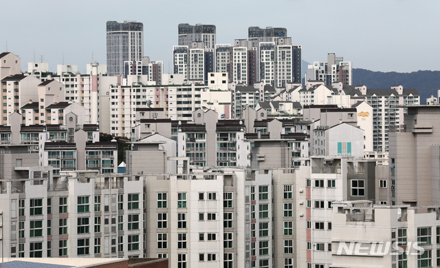 【서울=뉴시스】이영환 기자 = 정부의 부동산 대책이 발표된 13일 오후 서울 성동구의 한 공원에서 아파트 단지의 모습이 보이고 있다.종합부동산세(종부세)를 최대 3.2%로 인상할 방침이며, 3주택 이상 보유자의 세부담은 대폭 강화된다. 2018.09.13. 20hwan@newsis.com