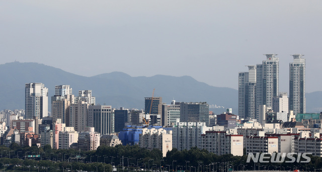 【서울=뉴시스】이영환 기자 = 정부의 부동산 대책이 발표된 13일 오후 서울 성동구의 한 공원에서 아파트 단지의 모습이 보이고 있다.종합부동산세(종부세)를 최대 3.2%로 인상할 방침이며, 3주택 이상 보유자의 세부담은 대폭 강화된다. 2018.09.13.  20hwan@newsis.com