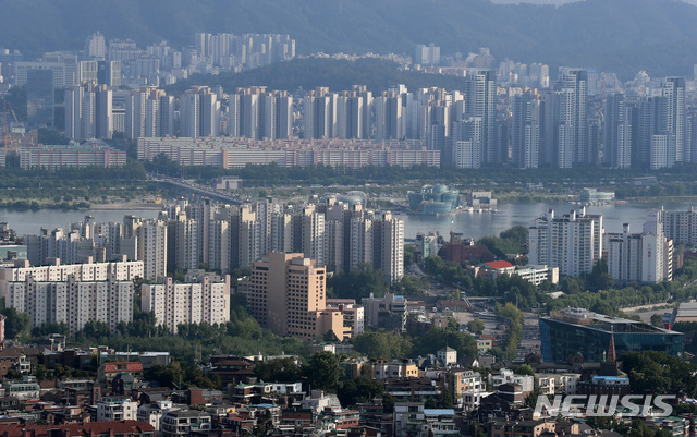 【서울=뉴시스】이영환 기자 = 정부가 종부세 강화 등을 담은 주택시장 안정 대책을 발표한 13일 오후 서울 용산구 N서울타워에서 주택과 아파트 단지가 보이고 있다. 2018.09.13.&nbsp; 20hwan@newsis.com