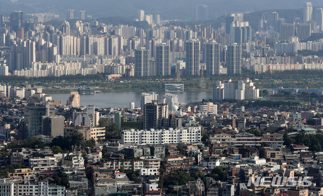 【서울=뉴시스】이영환 기자 = 정부가 종부세 강화 등을 담은 주택시장 안정 대책을 발표한 13일 오후 서울 용산구 N서울타워에서 주택과 아파트 단지가 보이고 있다. 2018.09.13. 20hwan@newsis.com