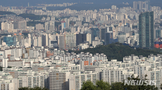 【서울=뉴시스】이영환 기자 = 정부가 종부세 강화 등을 담은 주택시장 안정 대책을 발표한 13일 오후 서울 용산구 N서울타워에서 주택과 아파트 단지가 보이고 있다. 2018.09.13.  20hwan@newsis.com