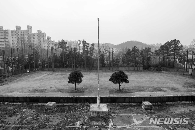 【광주=뉴시스】신대희 기자 = 5·18기념재단은 오는 28일까지 광주가톨릭평생교육원 브래디관과 505보안부대 옛터(5·18 사적지 26) 본관에서 사진·영상전을 연다고 13일 밝혔다. 1980년 5월 총상·골절상으로 옛 국군광주병원(5·18 사적지 23)에서 치료를 받았거나, 505보안부대에서 취조·고문 받았던 시민 10명을 인터뷰한 영상을 볼 수 있다. 고문이 자행된 지하방 등을 기록한 사진·영상물도 전시 중이다. 2018.09.13. (사진 = 5·18기념재단 제공) photo@newsis.com