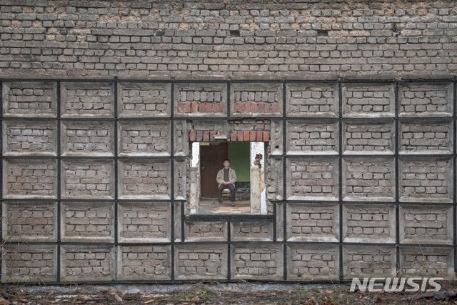 【광주=뉴시스】신대희 기자 = 5·18기념재단은 오는 28일까지 광주가톨릭평생교육원 브래디관과 505보안부대 옛터(5·18 사적지 26) 본관에서 사진·영상전을 연다고 13일 밝혔다. 1980년 5월 총상·골절상으로 옛 국군광주병원(5·18 사적지 23)에서 치료를 받았거나, 505보안부대에서 취조·고문 받았던 시민 10명을 인터뷰한 영상을 볼 수 있다. 고문이 자행된 지하방 등을 기록한 사진·영상물도 전시 중이다. 2018.09.13. (사진 = 5·18기념재단 제공) photo@newsis.com