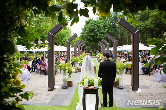 【안동=뉴시스】 공원에서 진행되고 있는 작은 결혼식.  2019.06.25  (사진=뉴시스 DB)