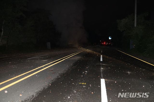 【울산=뉴시스】박일호 기자 = 13일 오후 11시45분께 울산시 남구 선암동 명동사거리에서 석화단지 2정문 방향 도로 지하에 매설된 스팀 배관이 폭발해 도로가 파손돼 있다. 2018.09.14. (사진=울산소방본부 제공) photo@newsis.com