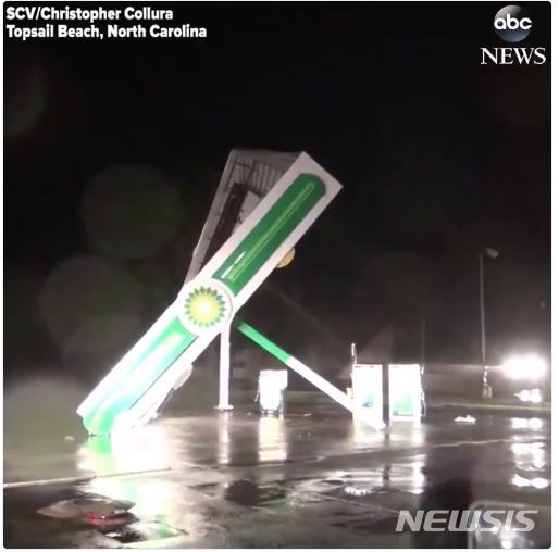 【서울=뉴시스】 허리케인 '플로렌스' 영향권에 접어든 노스캐롤라이나 톱사일비치에서 강풍으로 인해 주유소의 지붕이 무너지고 있다. (사진=abc 뉴스 캡처) 2018.9.14