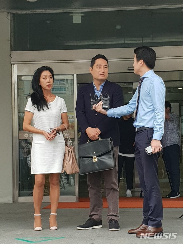 【성남=뉴시스】이병희 기자 = 이재명 경기도지사의 '여배우 스캔들' 의혹을 제기한 배우 김부선씨와 강용석 변호사가 9월14일 오후 5시26분께 경기 성남분당경찰서에서 조사를 받고 나와 취재진의 질문에 대답하고 있다. 2018.09.14. heee9405@naver.com