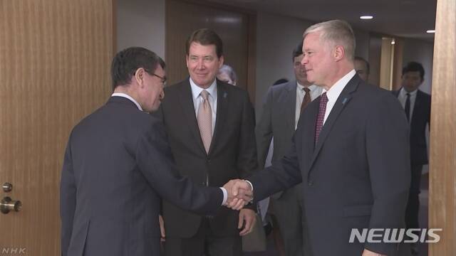 【서울=뉴시스】고노 다로(河野太郞) 일본 외상이 14일 스티브 비건 미 대북정책 특별대표와 만나고 있다. <사진 출처 : NHK> 2018.9.16