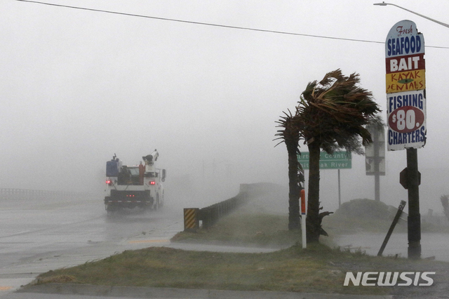【스완스보로=AP/뉴시스】미국 노스캐롤라이나 스완스보로에서 13일(현지시간) 허리케인 플로렌스의 영향으로 강풍과 폭우가 내리고 있다. 2018.09.14 