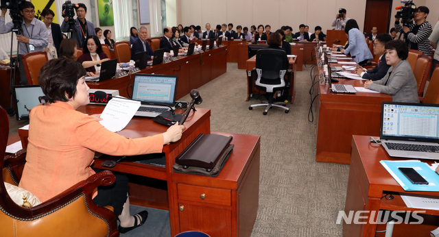 【서울=뉴시스】박영태 기자 = 14일 오전 서울 영등포구 여의도 국회에서 진행된 여성가족위원회 전체회의를 전혜숙 위원장이 주재하고 있다. 2018.09.14.since1999@newsis.com