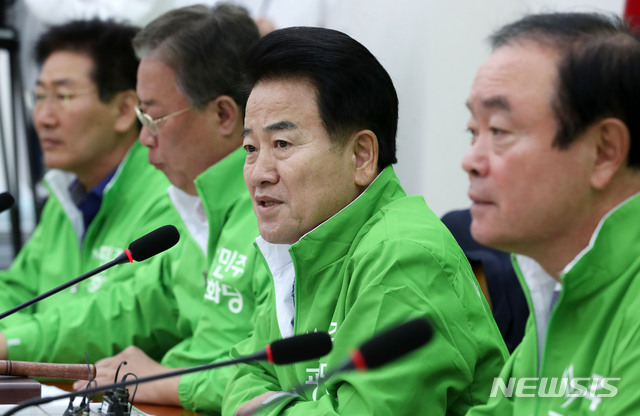 【서울=뉴시스】홍효식 기자 = 정동영 민주평화당 대표. 왼쪽부터 허영, 유성엽 최고위원, 정동영 대표, 장병완 원내대표. 2018.09.14. yesphoto@newsis.com