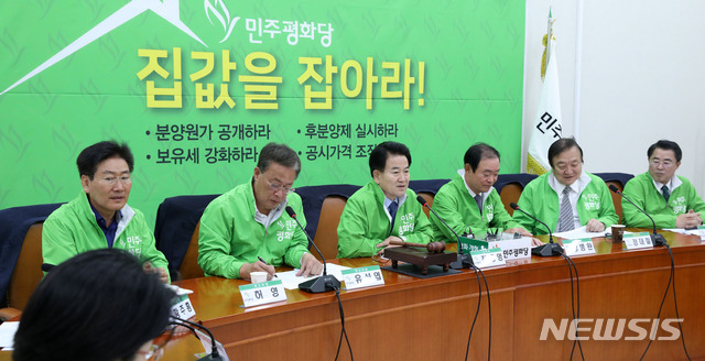 【서울=뉴시스】홍효식 기자 = 민주평화당 최고위원-국회의원-상임고문 연석회의. 왼쪽부터 허영, 유성엽 최고위원, 정동영 대표, 장병완 원내대표, 정대철 상임고문, 최경환 최고위원. 2018.09.14. yesphoto@newsis.com