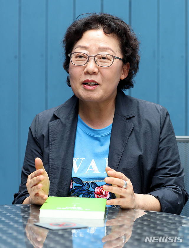 【서울=뉴시스】추상철 기자 = 오세라비 작가가 6일 오후 서울 마포구 홍대 인근 카페에서 뉴시스와 인터뷰하고 있다. 2018.09.15.scchoo@newsis.com