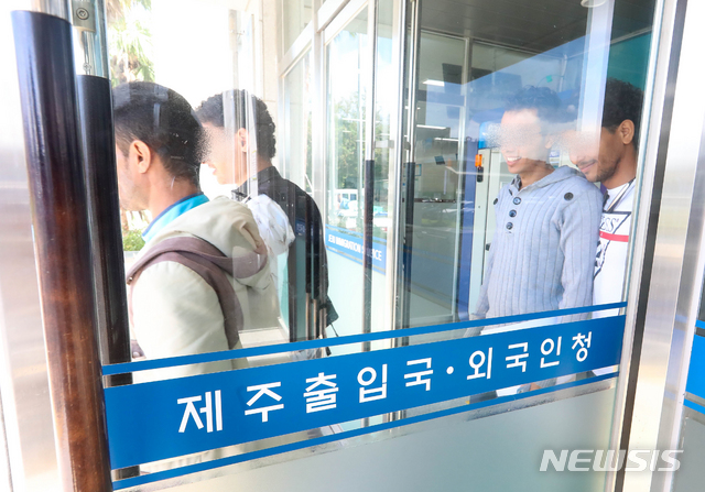 【제주=뉴시스】우장호 기자 = 14일 오전 법무부 제주출입국·외국인청은 제주 예멘 난민 신청자 23명의 인도적 체류 허가를 발표했다. 인도적 체류 허가를 받은 예멘인들이 밝은 표정으로 청사를 나서고 있다. 2018.09.14.&nbsp; woo1223@newsis.com