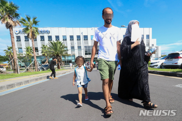 【제주=뉴시스】우장호 기자 = 14일 오전 법무부 제주출입국·외국인청은 제주 예멘 난민 신청자 23명의 인도적 체류 허가를 발표했다. 인도적 체류 허가를 받은 한 예멘인 가족이 밝은 표정으로 청사를 나서고 있다. 2018.09.14. woo1223@newsis.com