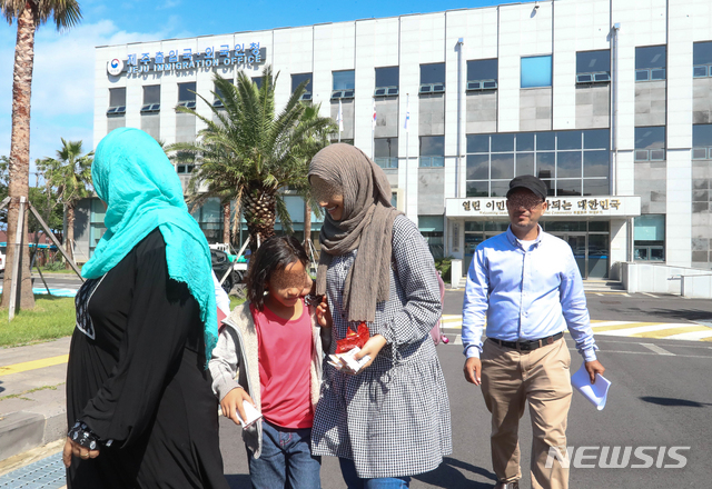 【제주=뉴시스】우장호 기자 = 법무부 제주출입국·외국인청은 지난달 14일 제주 예멘 난민 신청자 23명의 인도적 체류 허가를 결정했다. 인도적 체류 허가를 받은 예멘인들이 밝은 표정으로 청사를 나서고 있다. 2018.09.14. woo1223@newsis.com