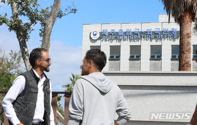 【제주=뉴시스】우장호 기자 = 14일 오전 법무부 제주출입국·외국인청은 제주 예멘 난민 신청자 23명의 인도적 체류 허가를 발표했다. 인도적 체류 허가를 받은 예멘인들이 밝은 표정으로 이야기를 나누고 있다. 2018.09.14.&nbsp; woo1223@newsis.com 