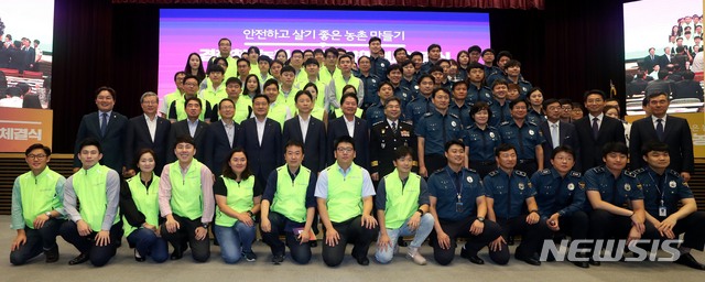 【서울=뉴시스】조성봉 기자 = 민갑룡(둘쨋줄 왼쪽 여덟 번째)경찰청장과 김병원(둘쨋줄 왼쪽 일곱번째) 농협중앙회장을 비롯한 참석자들이 14일 오전 서울 중구 농협중앙회 대강당에서 열린 ‘안전하고 살기 좋은 농촌 만들기 경찰청-농협 업무협약 체결식'에서 기념촬영을 하고 있다. 2018.09.14.suncho21@newsis.com