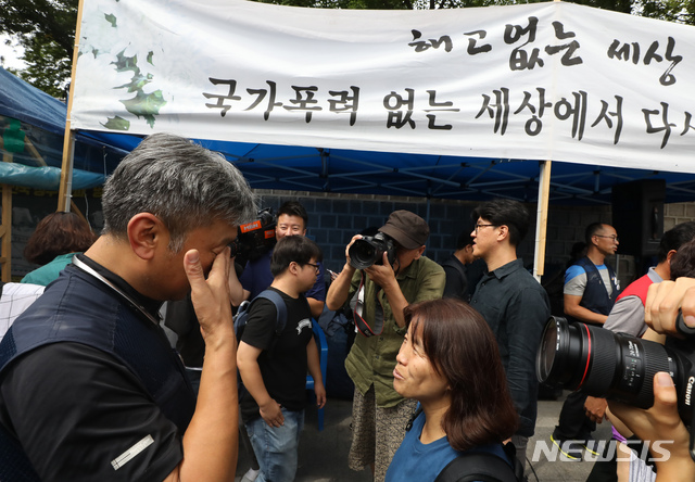 【서울=뉴시스】고승민 기자 = 쌍용자동차 노사가 해고자 119명 전원을 내년 상반기까지 복직시키기로 합의한 14일 오전 서울 대한문 앞 희생자 분향소에서 쌍용차 노조 지도부와 시민단체 참가자 등이 기뻐하며 눈물을 흘리고 있다. 2018.09.14.kkssmm99@newsis.com