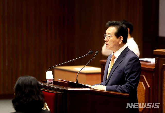 【서울=뉴시스】 정순균 강남구청장이 14일 서울 강남구의회에서 열린 ‘강남구의회 제270회 제1차 정례회 폐회식’에 참석해 추경예산안에 대한 동의발언을 하고 있다. 2018.09.14. (사진=강남구 제공)&nbsp; photo@newsis.com