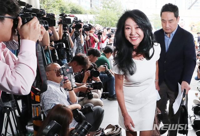 【성남=뉴시스】최진석 기자 = 이재명 경기도지사의 ‘여배우 스캔들’ 의혹을 제기한 배우 김부선 씨가 14일 오후 경기 성남 분당경찰서로 법률대리인 강용석 변호사와 함께 출석하고 있다. 김씨는 이재명 캠프 가짜뉴스대책단으로부터 공직선거법상 허위사실 유포 혐의로 고발된 상태다. 2018.09.14.myjs@newsis.com