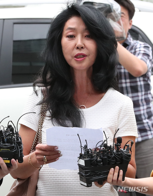 김부선, 이재명 지사 검찰에 고소…"정신적 손해 입어"