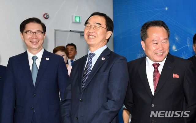 【개성공단=뉴시스】 사진공동취재단 = 조명균 통일부 장관과 천해성 차관 리선권 조평통 위원장이 14일 오전 개성공단에서 열린 남북공동연락사무소 개소식에 참석해 인사를 나누며 환담을 나누고 있다. 2018.09.14. photo@newsis.com