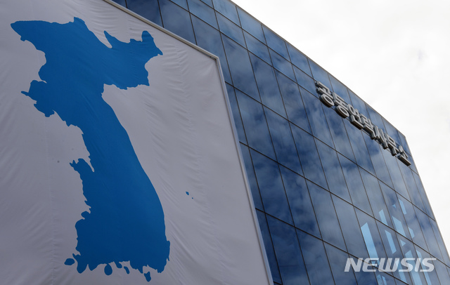 【개성=뉴시스】사진공동취재단 = 지난해 9월14일 오전 개성공단에서 남북공동연락사무소 개소식이 열린 가운데 대형 한반도기가 건물에 걸려있다. 2019.03.23 photo@newsis.com