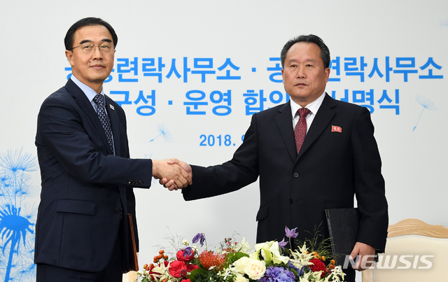 【개성=뉴시스】사진공동취재단 = 조명균 통일부 장관(왼쪽)과 리선권 조평통 위원장이 14일 오전 개성공단에서 열린 남북공동연락사무소 개소식에 참석해 '남북공동연락사무소 구성,운영에 관한 합의서'에 서명한 뒤 악수를 나누고 있다. 2018.09.14.&nbsp; photo@newsis.com