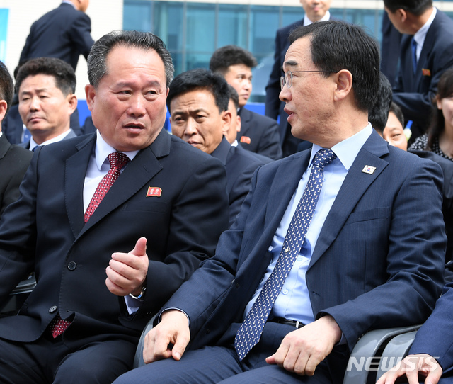 【개성=뉴시스】사진공동취재단 = 조명균 통일부 장관(오른쪽)과 리선권 조평통 위원장이 14일 오전 개성공단에서 열린 남북공동연락사무소 개소식에 참석해 대화를 나누고 있다. 2018.09.14.&nbsp; photo@newsis.com