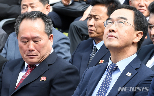 【개성=뉴시스】사진공동취재단 = 조명균 통일부 장관과 리선권 조평통 위원장이 14일 오전 개성공단에서 열린 남북공동연락사무소 개소식에 참석해 각각 다른곳을 바라보고 있다. 2018.09.14.&nbsp; photo@newsis.com