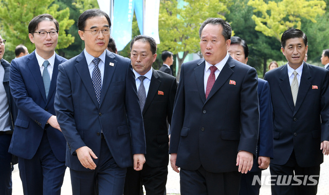 【개성=뉴시스】사진공동취재단 = 조명균 통일부 장관(왼쪽)과 리선권 조평통 위원장이 14일 오전 개성공단에서 열린 남북공동연락사무소 개소식에 참석하고 있다. 2018.09.14. photo@newsis.com