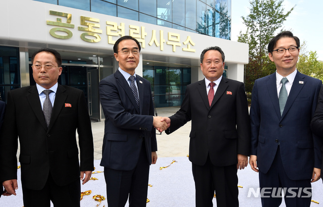 【개성=뉴시스】사진공동취재단 = 조명균 통일부 장관과 리선권 조평통 위원장이 지난해 9월14일 개성공단에서 열린 남북공동연락사무소 개소식을 마친뒤 악수를 나누고 있는 모습. (사진=뉴시스DB). 2018.09.14.&nbsp; photo@newsis.com