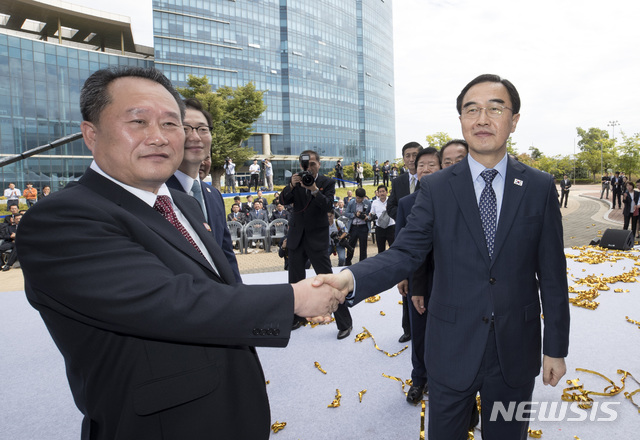 【개성=뉴시스】사진공동취재단 = 14일 오전 개성공단에서 열린 남북공동연락사무소 개소식에서 현판 재막식을 마친 남측 조명균 통일부장관과 리선권 조평통위원장이 악수하고 있다. 2018.09.14.&nbsp; photo@newsis.com