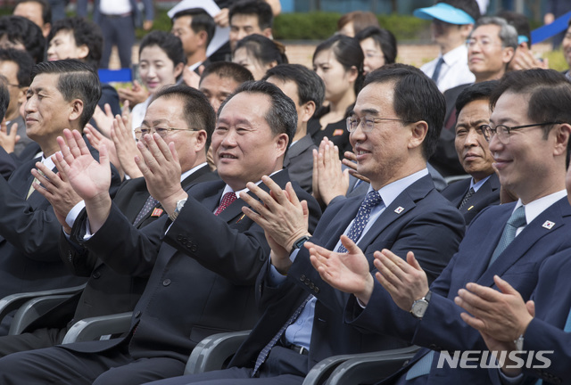 【개성=뉴시스】사진공동취재단 = 14일 오전 개성공단에서 열린 남북공동연락사무소 개소식에서 남측 조명균 통일부장관과 북측 리선권 조국평화통일위원회 위원장이 등 참석자들이 박수를 치고 있다. 2018.09.14. photo@newsis.com