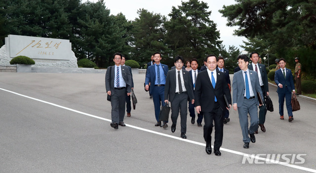 【서울=뉴시스】평양 남북정상회담 남북 고위 실무협의단 남측 수석대표인 김상균 국정원 2차장과 대표단이 14일 판문점 군사분계선을 넘어 회담장인 통일각으로 향하고 있다. 2018.9.14. (사진=청와대 제공) photo@newsis.com