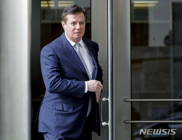 【워싱턴=AP/뉴시스】도널드 트럼프 미 대통령의 전 선거대책본부장 폴 매너포트가 지난 2월14일 워싱턴의 연방법원을 떠나고 있다. 미 검찰은 14일 매너포트를 미국에 대한 모반 및 사법 방해 혐의로 새로 기소했다. 이는 피고의 동의가 있어야만 가능한 것으로 검찰과 매너포트 간에 이미 플리바긴이 이뤄졌음을 시사한다. 2018.9.14 